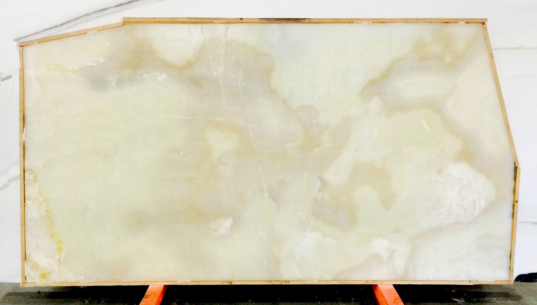 SNOW WHITE ONYX